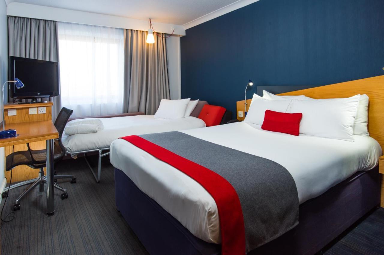 Holiday Inn Express Birmingham Oldbury By Ihg Exterior foto