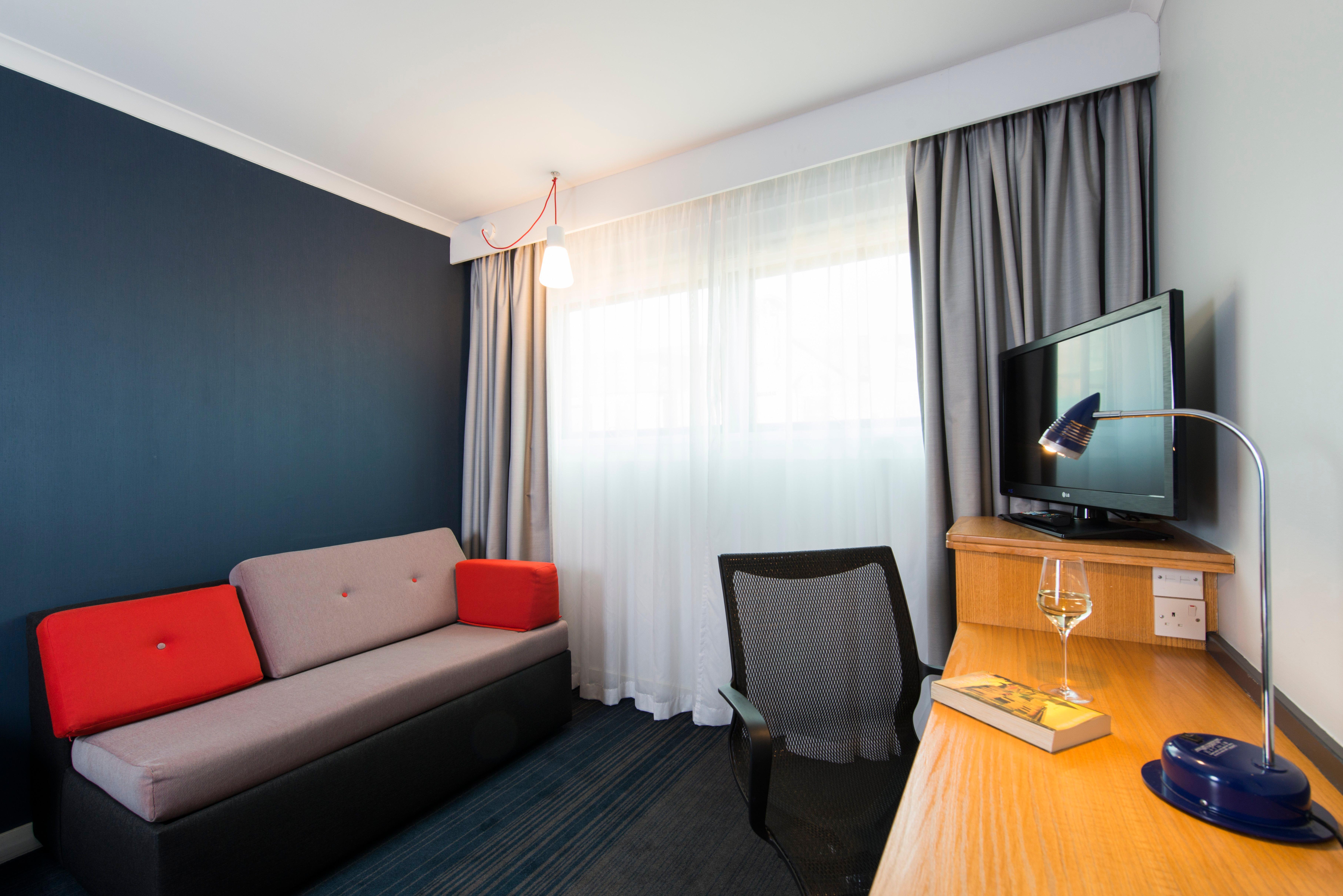 Holiday Inn Express Birmingham Oldbury By Ihg Exterior foto