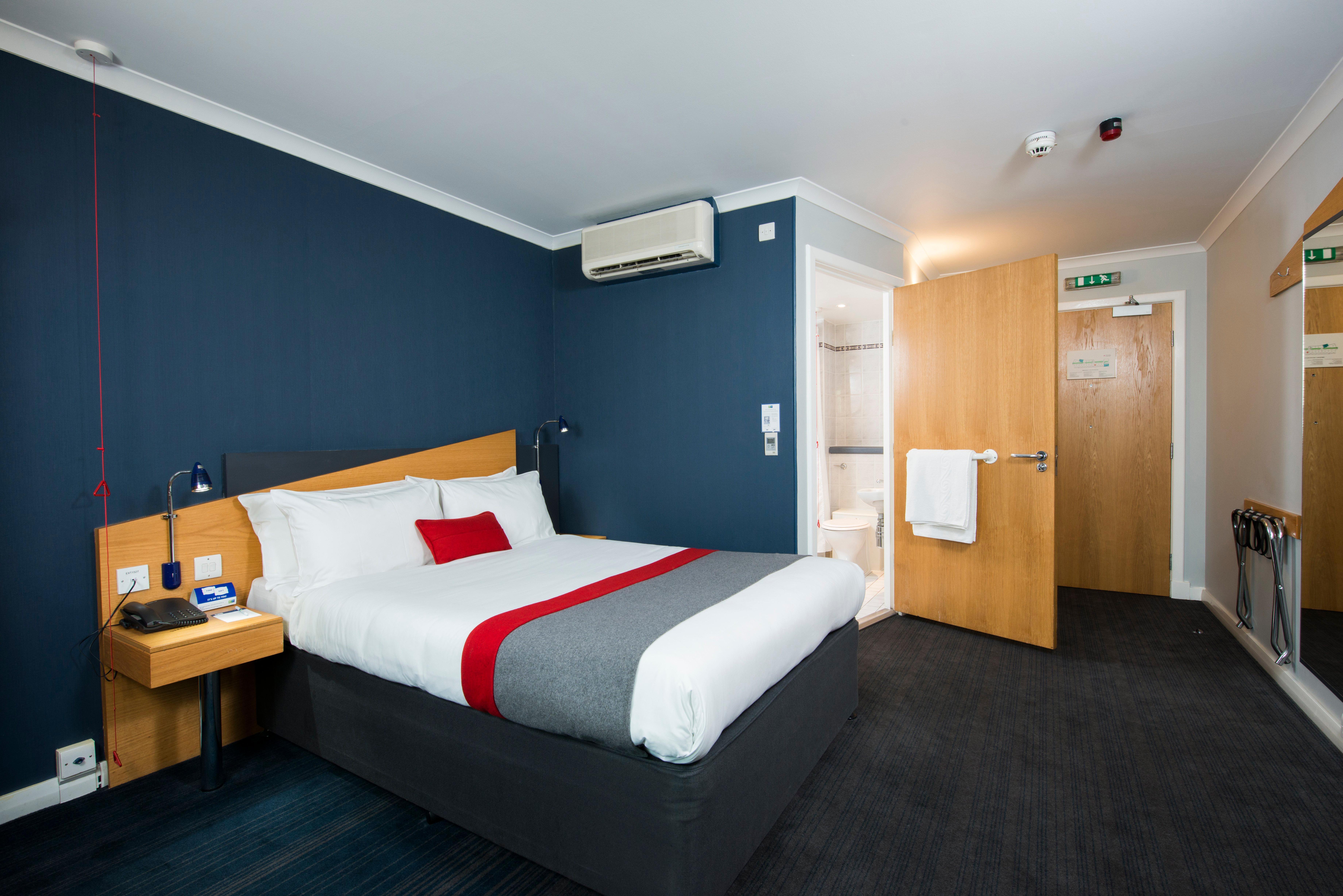 Holiday Inn Express Birmingham Oldbury By Ihg Exterior foto