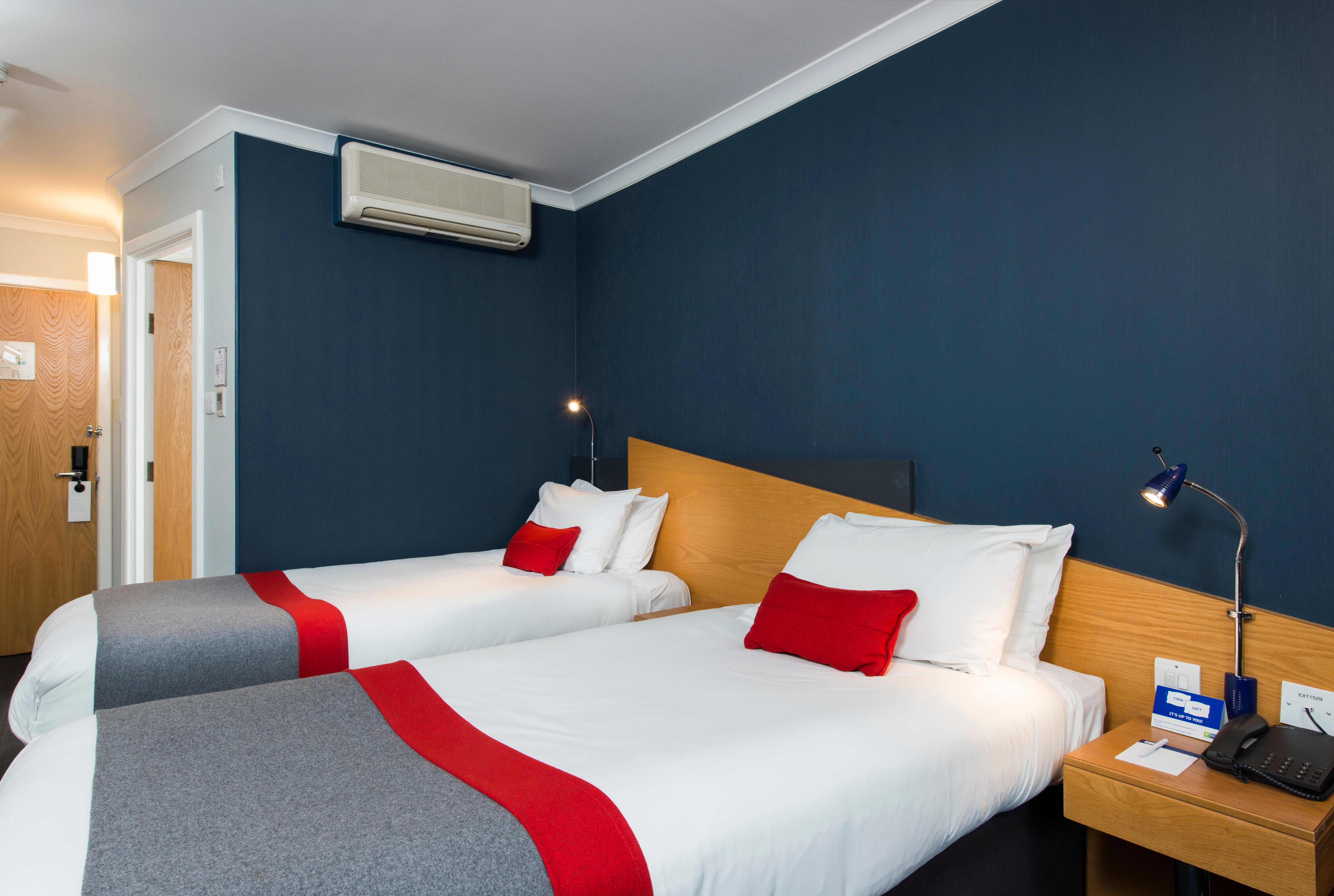 Holiday Inn Express Birmingham Oldbury By Ihg Exterior foto