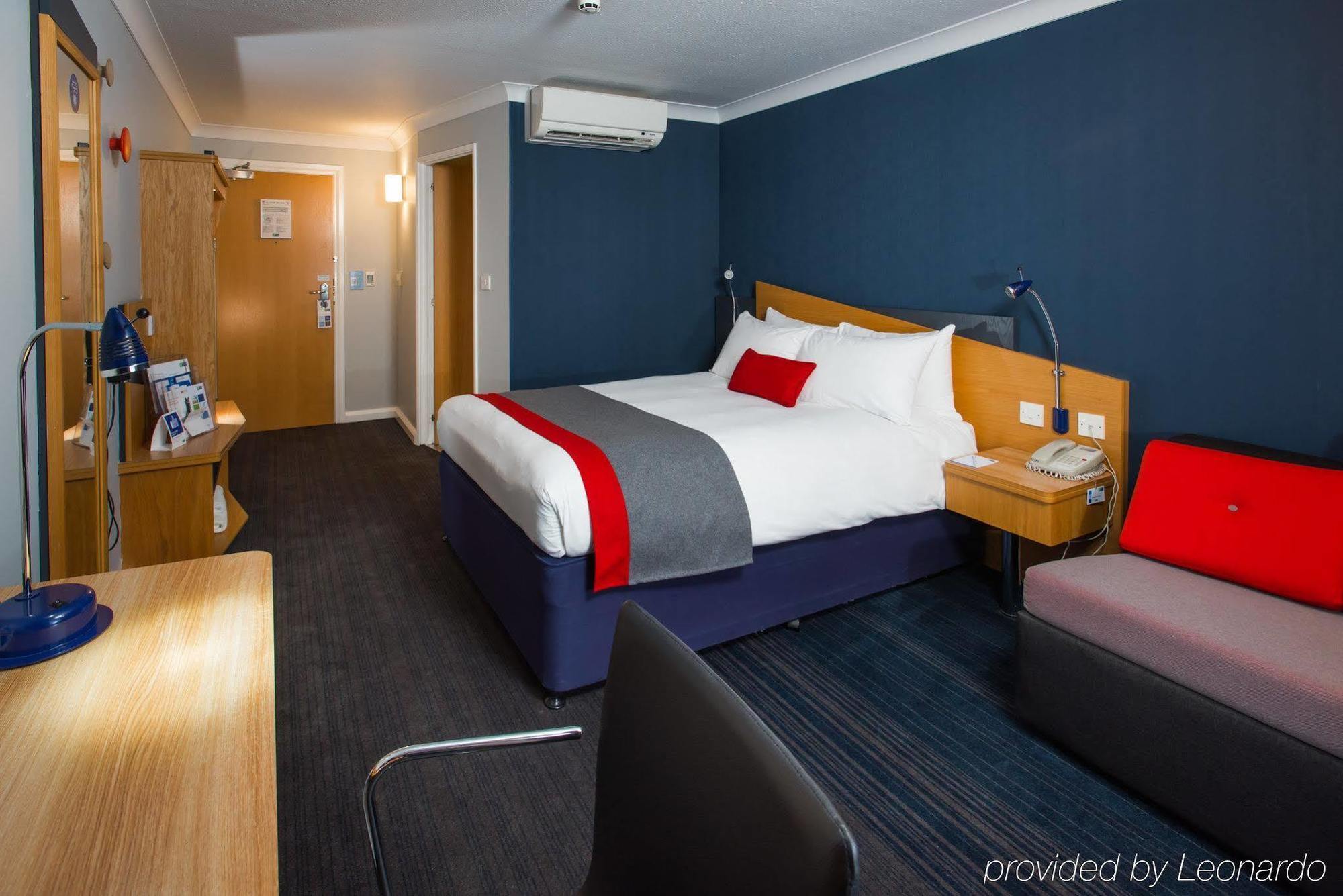 Holiday Inn Express Birmingham Oldbury By Ihg Exterior foto
